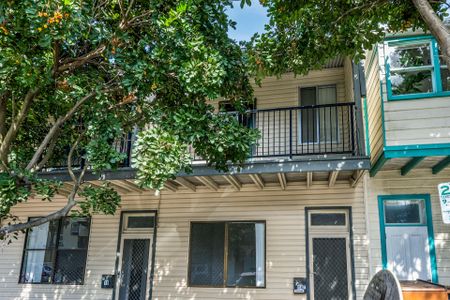 Stylishly refurbished historic terrace house in a sought-after location - Photo 2