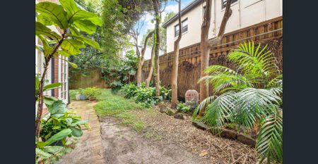 Charming art deco apartment with private access to garden courtyard - Photo 4