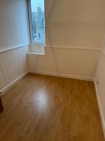 1 Bed Flat, Top Floor, AB11 - Photo 2