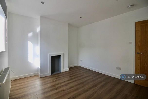 2 bedroom end of terrace house to rent - Photo 1