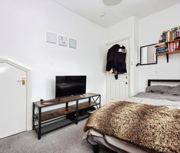 property to rent Aldershot Road, Guildford, Surrey, GU2 - Photo 4