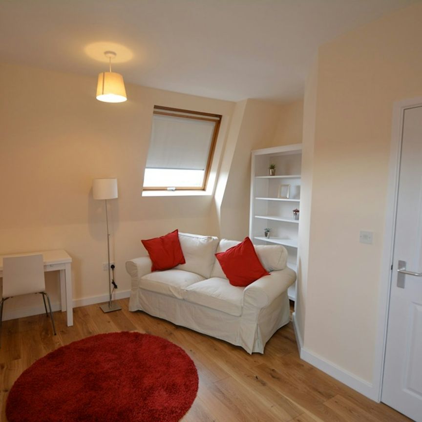 Flat to rent on - Photo 1