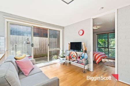 Chic Ground-Floor Retreat Opposite Barkly Gardens - Photo 4