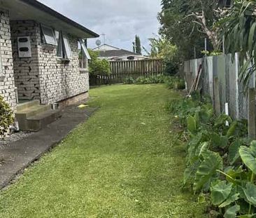 Large family home in Otara - Photo 1