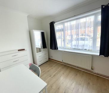 4 bedroom semi-detached house to rent - Photo 5