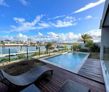 SPACIOUS WATERFRONT FAMILY HOME IN THE HART OF HOPE ISLAND - Photo 1
