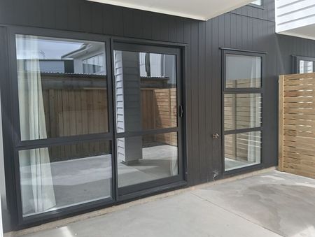 Modern 3BR Townhouse in Hamilton East! - Photo 4