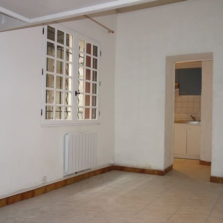 Location - Appartement T1 de 22 m², au rez-de-chaussée d'un immeuble de ville - Photo 3