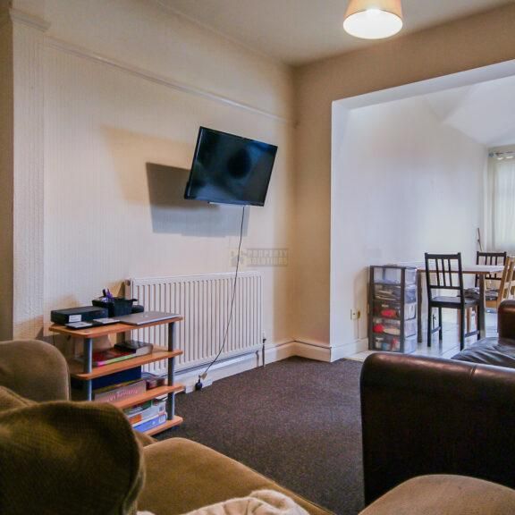 6 bedroom semi-detached house to rent - Photo 1