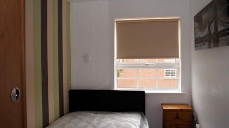 1 bedroom in a house share to rent - Photo 2