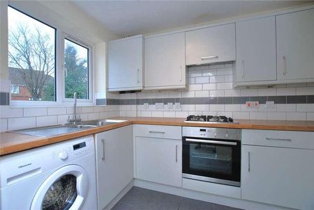 Viscount Close, Ash Vale, Aldershot, Surrey, GU12 - Photo 2