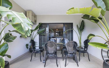 Welcome to the courtyard of your dreams in a fantastic location! - Photo 4