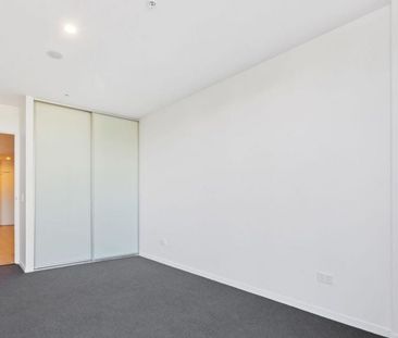 Sleek City Living – Upscale One-Bedroom Apartment in Metropol - Photo 3