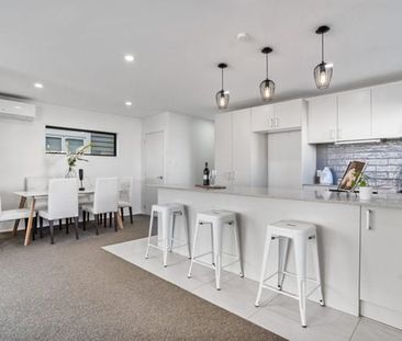Spacious 4 bedroom modern home - Photo 3