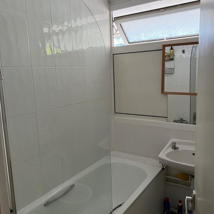 1 Bed Flat, Oakington, KT1 - Photo 1
