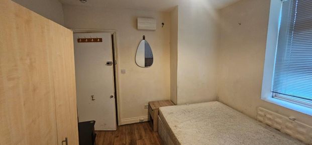 Sheffield Drive, Romford RM3, London - Photo 1