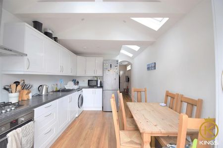 5 bedroom end of terrace house to rent - Photo 3