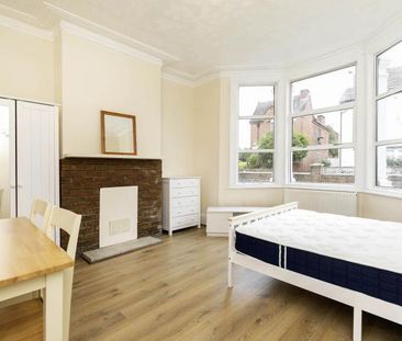 Amazing 5 double bedroom house with garden mins to tube & shops - Photo 4