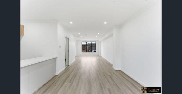 9/6 Blake Court, Truganina - Stylish & Spacious Townhome in Truganina's Prime Location Available For Lease - Photo 1