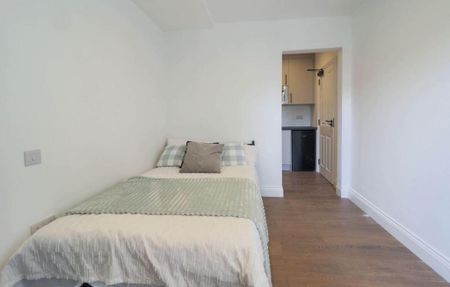 1 bedroom in a house share to rent - Photo 3