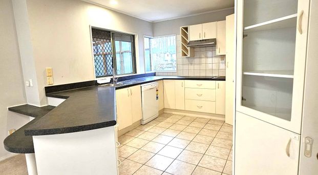 4 Bedrooms. Forrest Hill - Photo 1