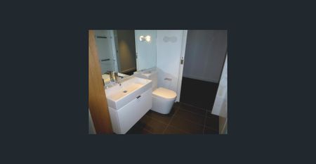 Stunning Inner City 2 bedroom Apartment - Photo 4