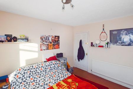 4 bedroom semi-detached house to rent - Photo 3