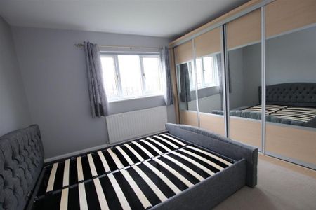 4 bedroom detached house to rent - Photo 2