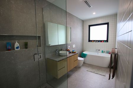 Architecturally crafted townhouse - Photo 5