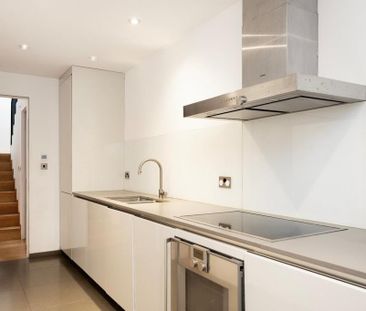 3 bedroom mews to rent - Photo 3