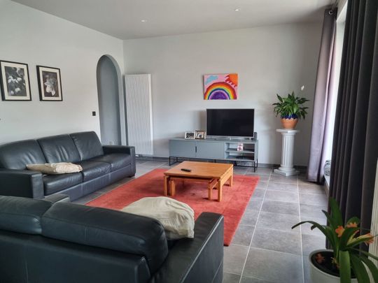 Ruim app met 2 slaapkamers, terras en 2 autostaanplaatsen - foto 1