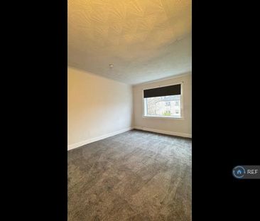 3 bedroom flat to rent - Photo 2