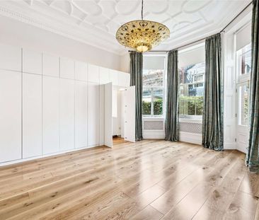 A beautiful newly refurbished raised ground floor flat located on the prestigious Cadogan Square. DOGS WELCOME. - Photo 1