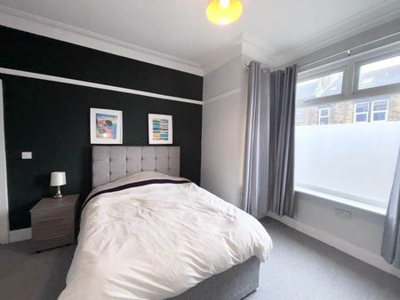 Hough Lane (Room 1), Bramley, Leeds - Photo 3