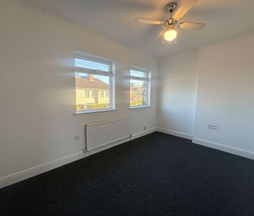 3 bedroom end of terrace house to rent - Photo 3