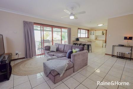 FULLY FURNISHED FAMILY HOME IN SOUTH MUDGEE - Photo 2