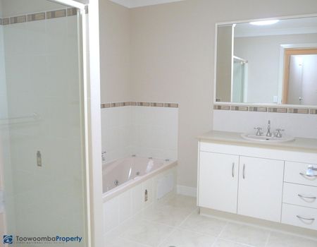 Executive Unit! Prestige Townhouse! - Photo 5