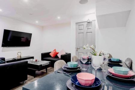 6 Beds 4 Baths - Photo 2