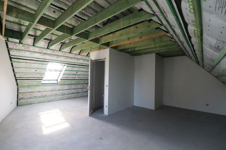 Energiezuinige nieuwbouwwoning met 3 slaapkamers, terras met tuin, tuinberging, carport en autostaanplaats. - Foto 5
