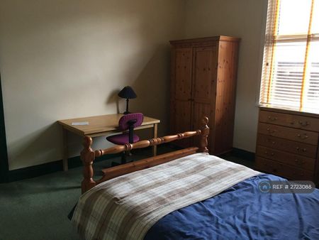 1 bedroom in a house share to rent - Photo 2