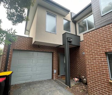 Modern 3 Bedroom Townhouse - Photo 3
