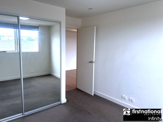 Excellent Location, Great size, Convenience is the key - Photo 1