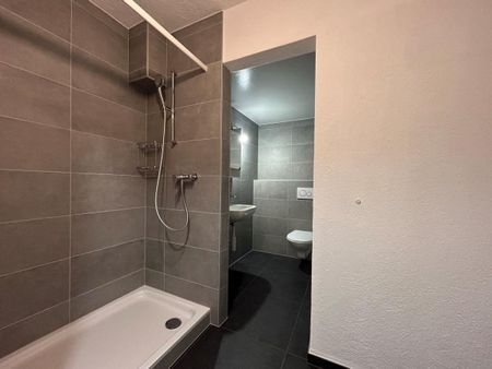 TOTALEMENT RENOVE ! APPARTEMENT DE 4 PIECES AVEC JARDIN PRIVATIF ! - Foto 2