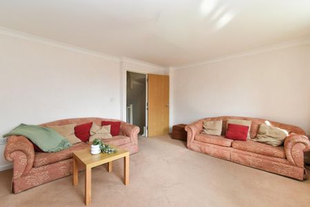 4 bedroom semi-detached house to rent - Photo 2