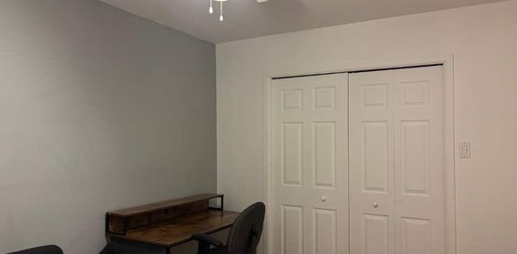 CHAMBRE à louer, Près du CEGEP et de commodités, 2e étage, propre, ensoleillé, semi-meublé - Photo 2