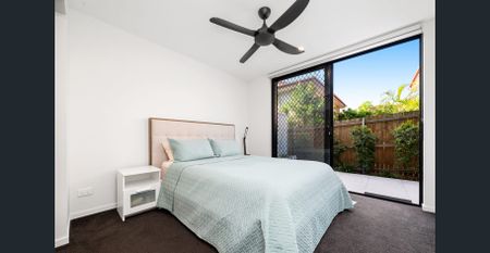 MODERN UNIT LIVING IN PRIME CARINA HEIGHTS LOCATION - Photo 2