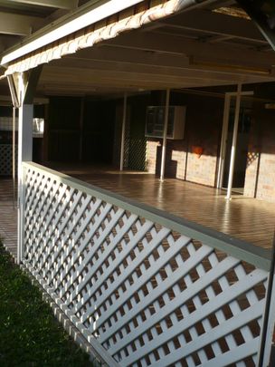Large brick family home - close to shopping complex and University - Photo 1