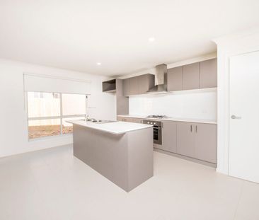 SPACIOUS & VERSATILE FAMILY LIVING IN UPPER POINT COOK - Photo 5