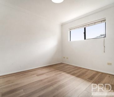 MODERN TRI-LEVEL (2) TWO BEDROOM TOWNHOUSE IN A PRIME LOCATION - Photo 4