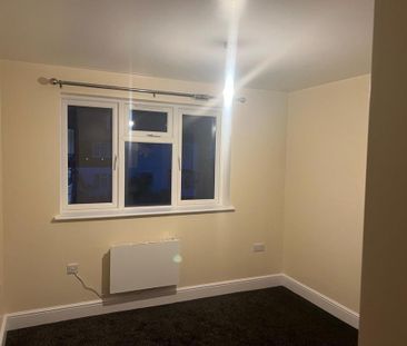 3 bedroom flat to rent - Photo 3